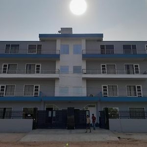 Hotel The Luxem - Behind Ibis Hotel Gurugram